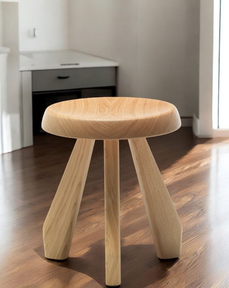 Holzhocker: Cassina 523 Tabouret Méribel Hocker mit drei Beinen auf Holzboden.