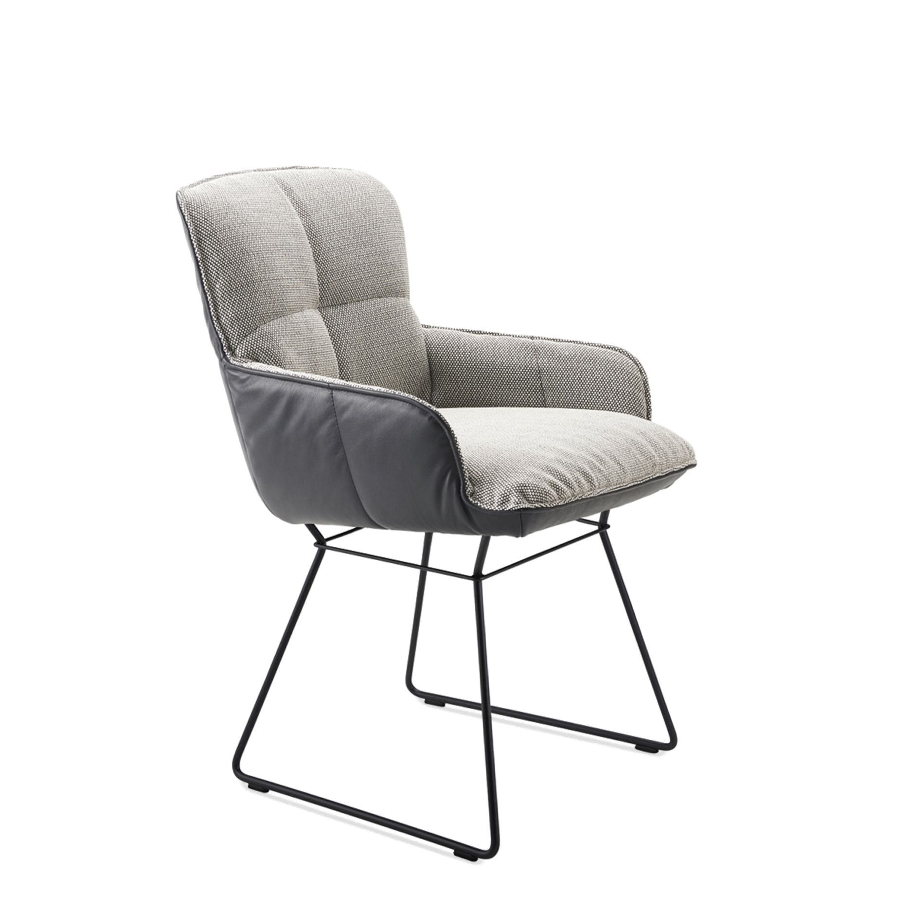 Marla Armlehnstuhl mit niedrigen Armlehnen von Freifrau Manufaktur, grauer Stoffbezug und schwarzem Metallgestell.