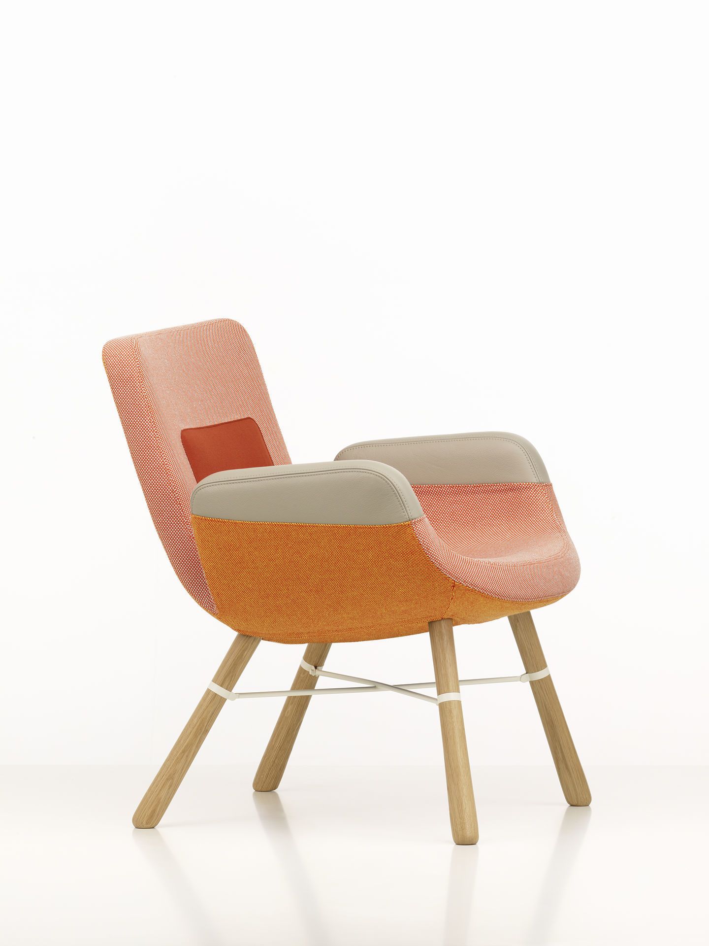 East River Chair Sessel von Vitra, orangefarbener Stoffbezug, Holzbeine, moderner Design Sessel.