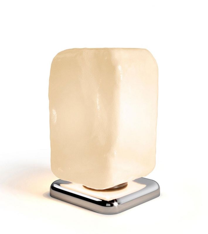 Nahaufnahme der Cassina Stone Light Tischleuchte mit beigem Lampenschirm und quadratischem Chromfuß.