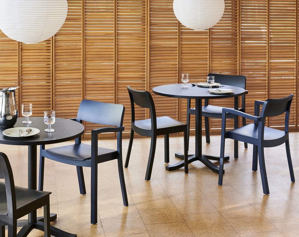 Schwarzer Esche Pastis Table Tisch von Hay mit Stühlen in einem Esszimmer-Setup.