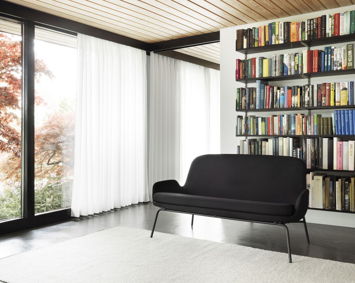Schwarzes Era Sofa von Normann Copenhagen im modernen Wohnzimmer mit Bücherregal.