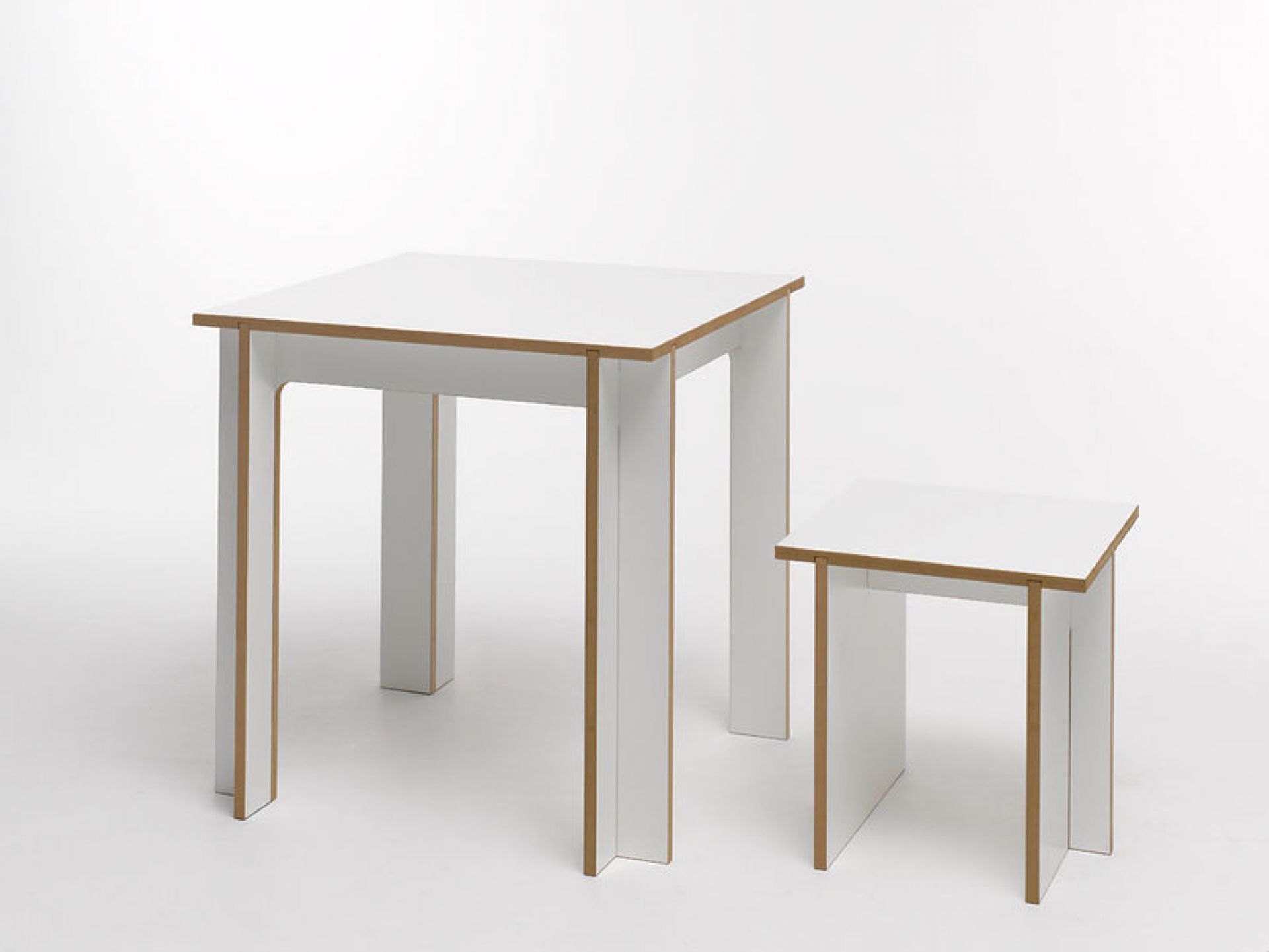 Tischgruppe Tojo: Moderner, weißer, quadratischer Tisch mit passendem Hocker, minimalistisches Design für Esszimmer oder Küche.