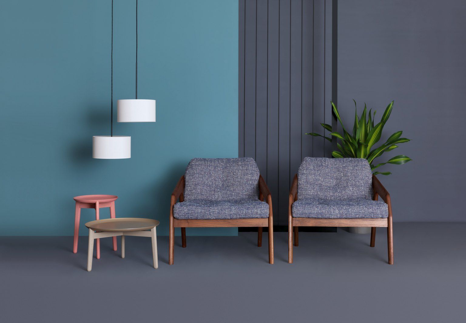 Zwei Friday Sessel mit Holzrahmen und blaugrauem Stoffbezug in modernem Ambiente.