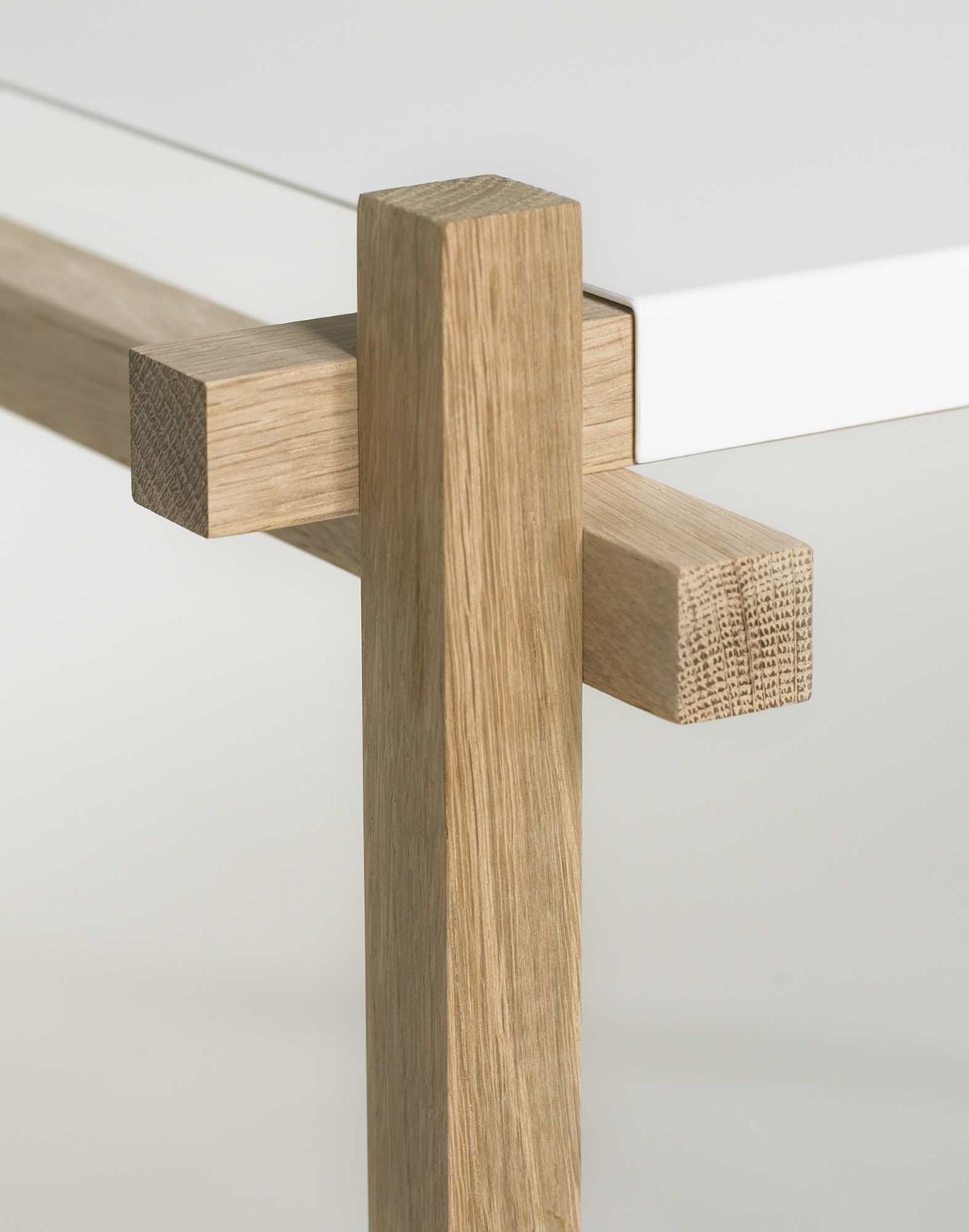 Detailaufnahme des Woody Low Regals von Hay, zeigt die Holzstruktur und weiße Ablagefläche.