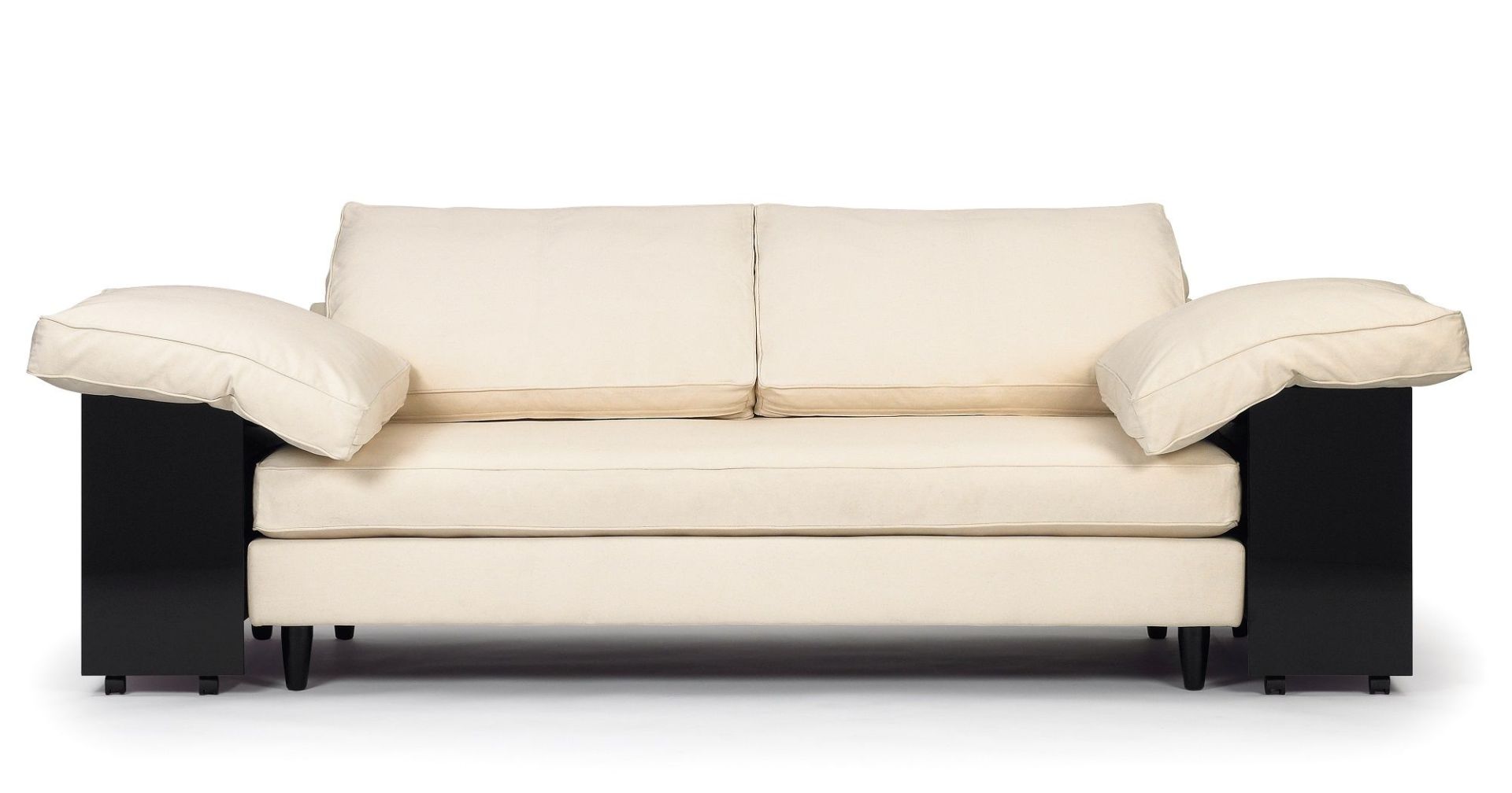 Beige Lota Sofa von Classicon mit schwarzen Armlehnen und weichen Kissen. Moderne Couch für Wohnzimmer.