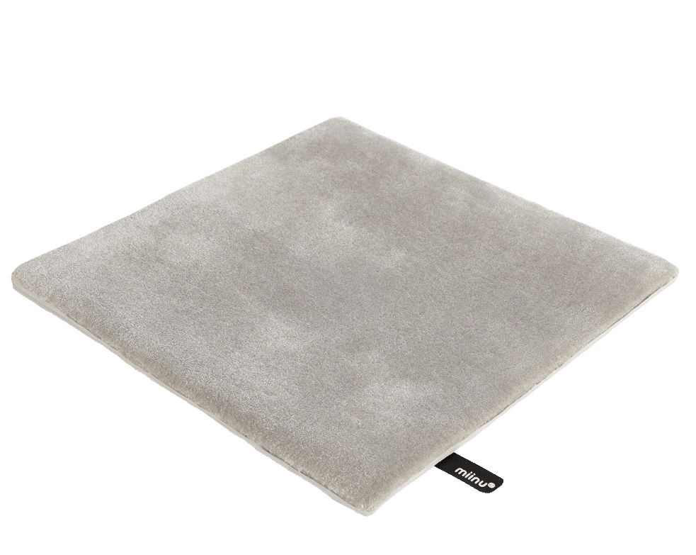 Quadratischer, hellgrauer Neolo Pro Velvet Teppich von miinu, Nahaufnahme. Weicher, luxuriöser Teppich.