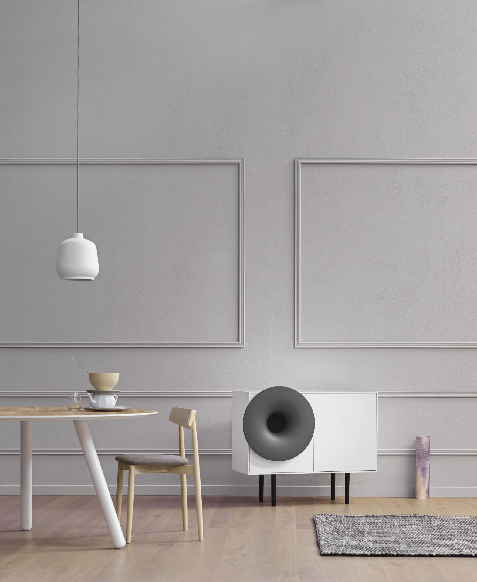 Weiße Caruso Anrichte von Miniforms mit trompetenförmigem, grauem Lautsprecher in modernem Wohnraum.