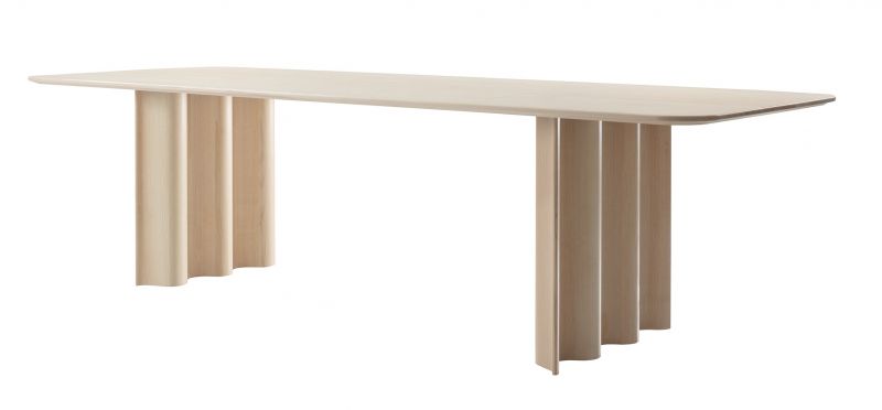 Curtain Tisch: Rechteckiger Esstisch aus hellem Holz mit geriffelten Beinen, modernes Design.