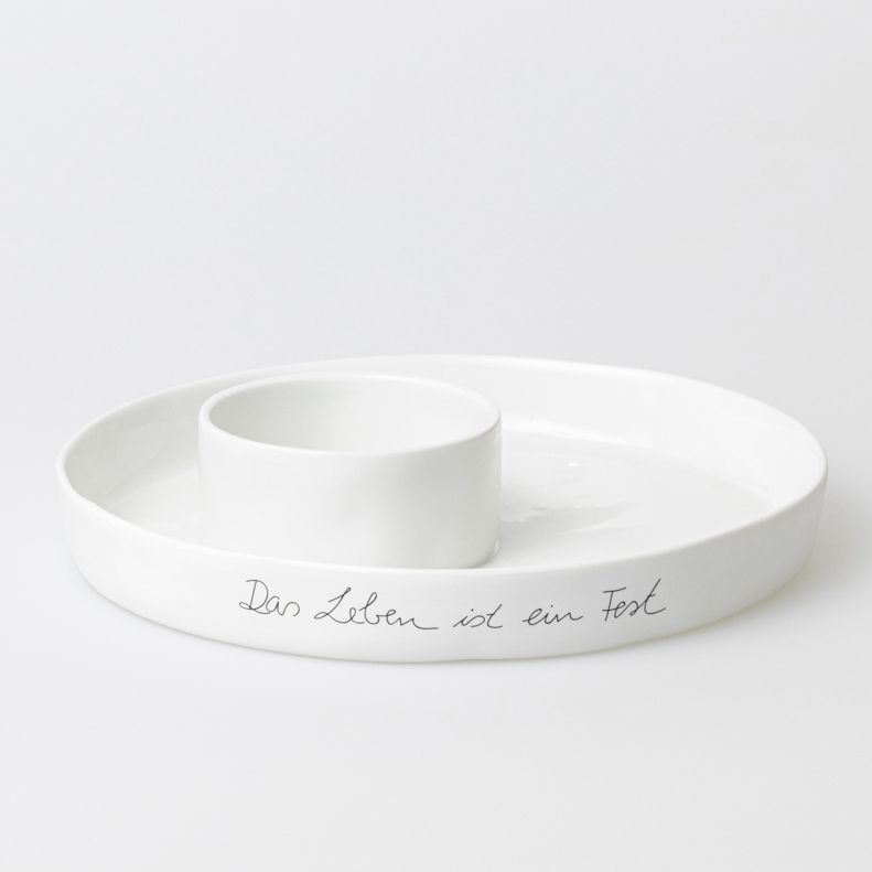 Weiße Servierschale "Das Leben ist ein Fest" von Räder, ideal als Mittelpunkt für Tischdekorationen.