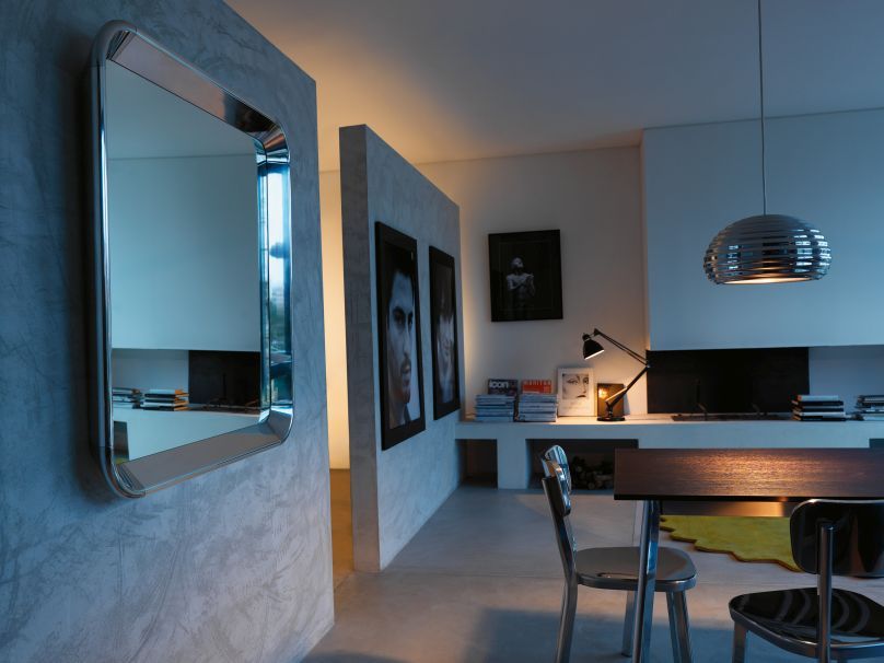 Rechteckiger Deja-vu Spiegel von Magis mit abgerundeten Ecken und silberfarbenem Rahmen an einer grauen Wand.