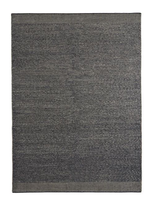 Rechteckiger, dunkelgrauer Rombo Teppich von Woud, 170x240 cm, mit schmalem, gestreiften Rand.