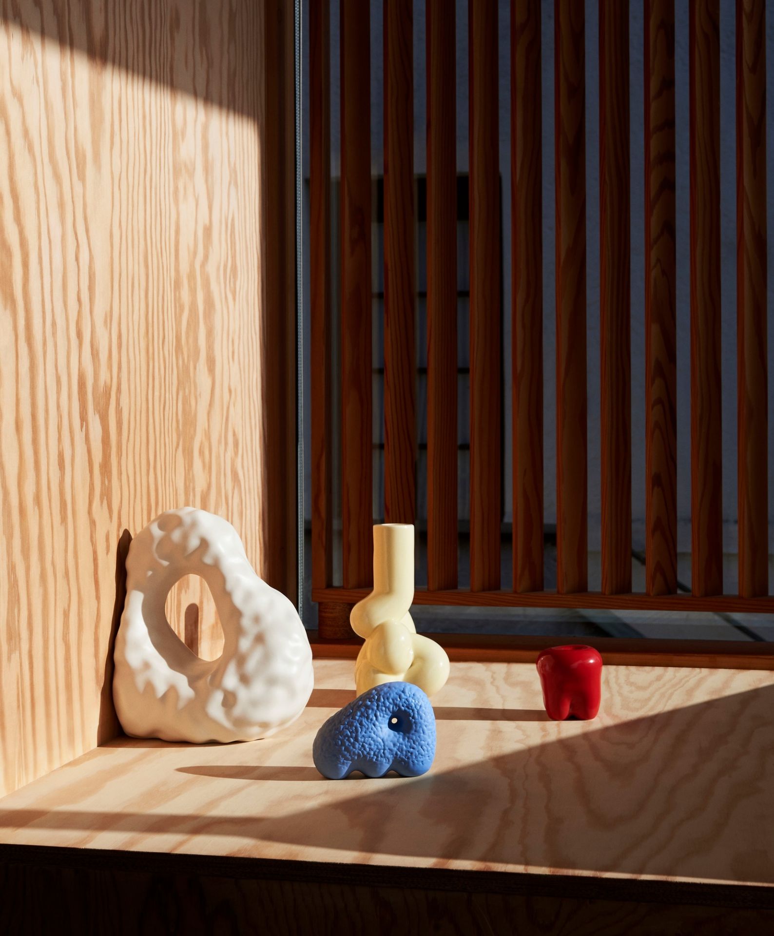 Nahaufnahme der W&S Boulder Bookend Buchstütze von Hay, EINZELSTÜCK, in verschiedenen Farben und Formen.