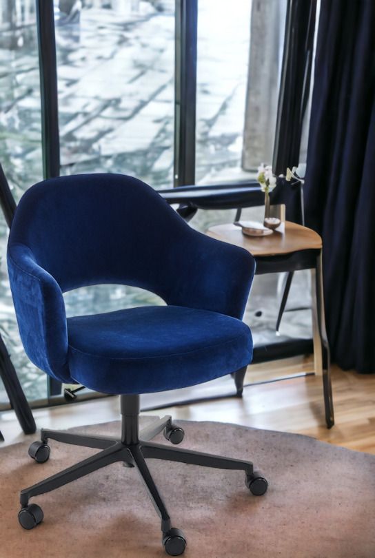 Blauer Saarinen Relax Konferenzstuhl mit Armlehne und 5-Stern Drehfuß von Knoll International.