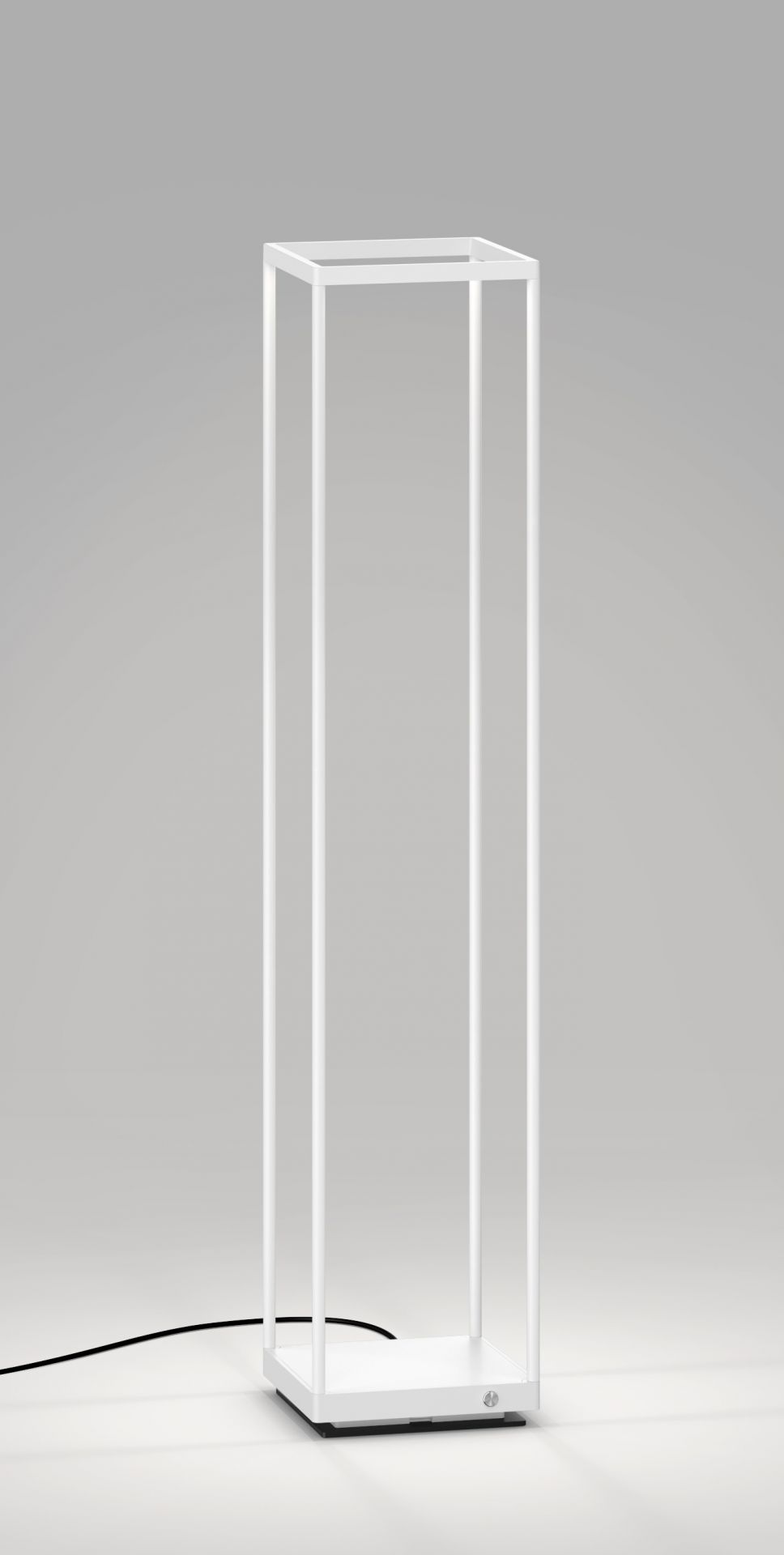 Weiße Reflex Stehleuchte von Serien Lighting: Moderne Bodenleuchte mit minimalistischem, kubischem Design.