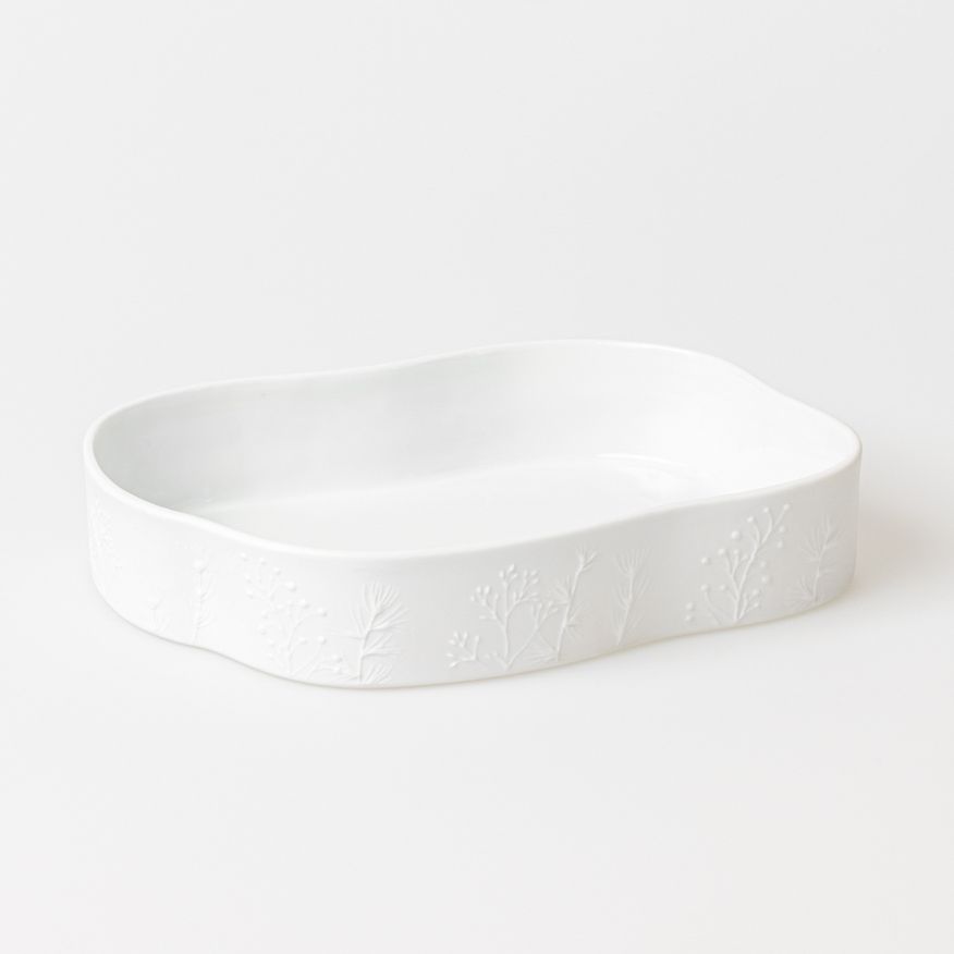 Weiße, längliche Räder Schale "Winterzauber" mit filigranem, floralem Reliefmuster für festliche Dekorationen und saisonale Arrangements.