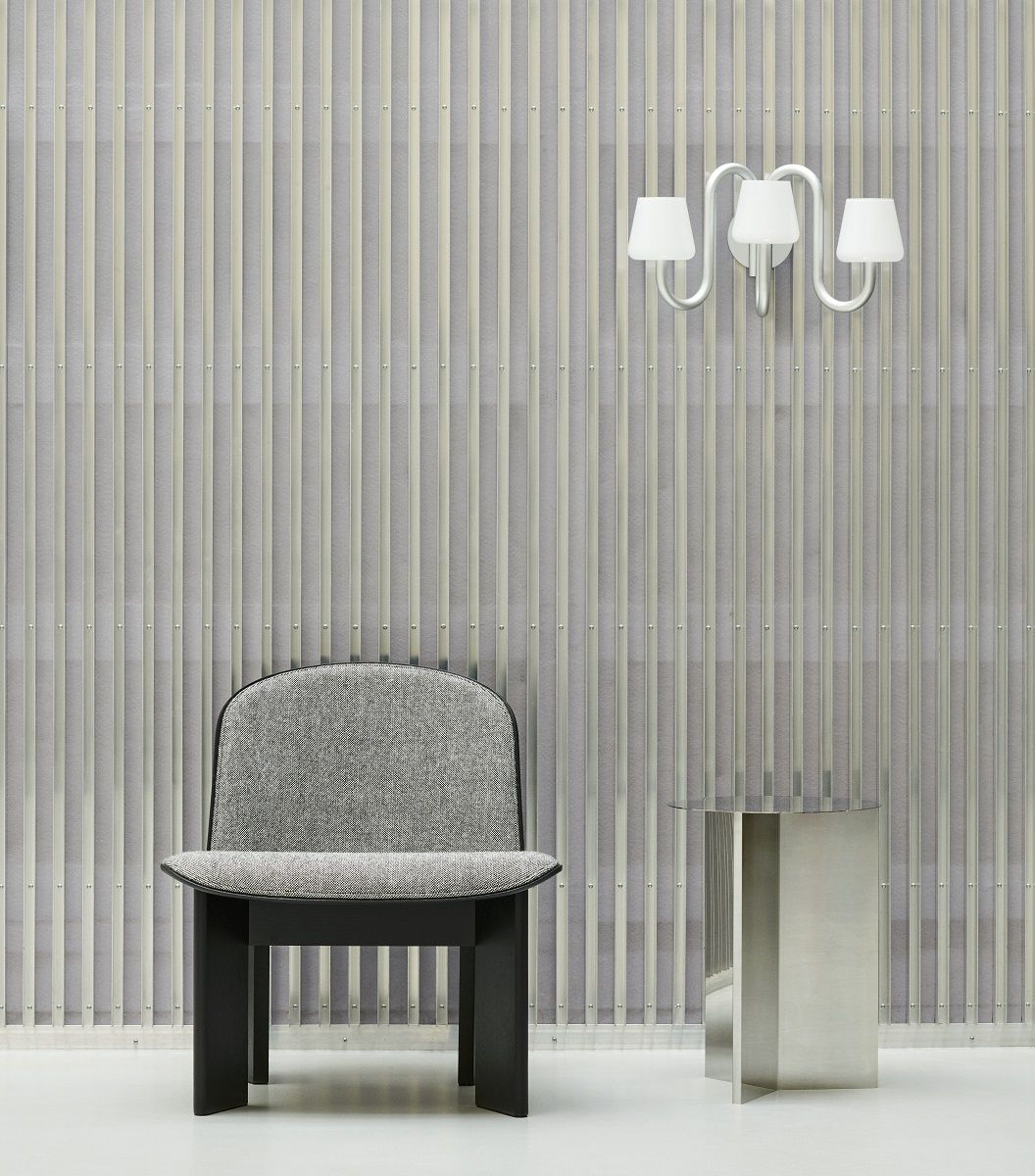 Grauer Chisel Lounge Chair Sessel von Hay, vollgepolstert, mit schwarzem Holzgestell und Beistelltisch.