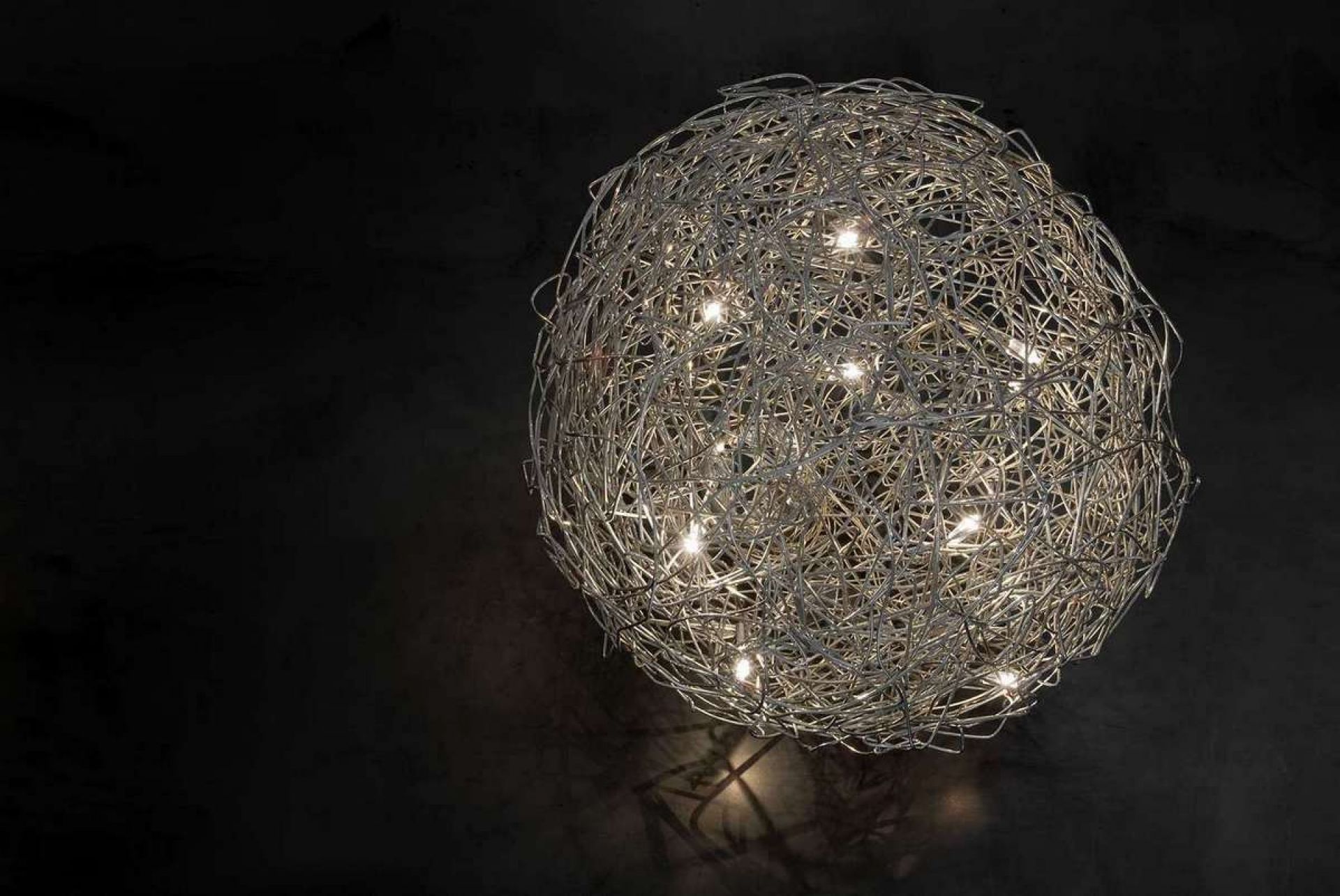 Fil de Fer Leuchte: Drahtkugel-Bodenleuchte von Catellani & Smith mit integrierten Leuchtdioden.