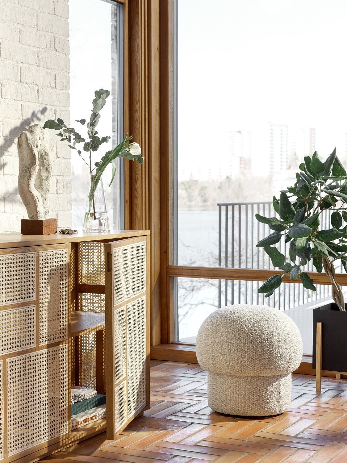Beige Uno Pouf Hocker von Design House Stockholm im hellen Raum, Sitzhocker und Möbel.