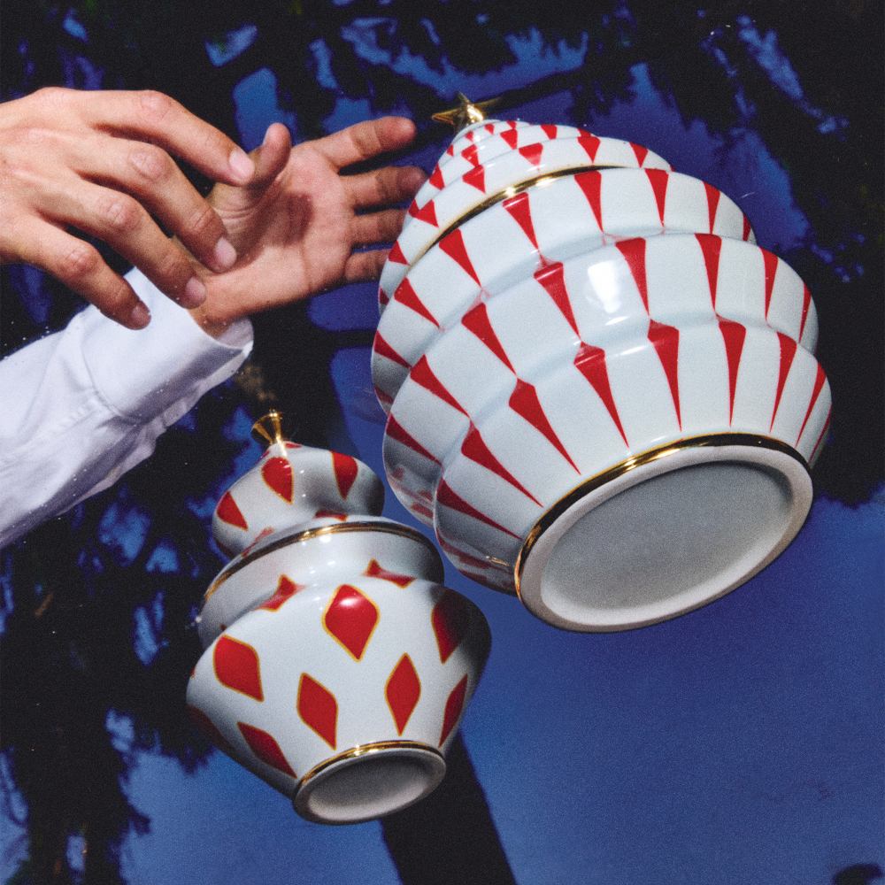 Alessi Keksdose NZ02 Delight, Porzellan, rot-weiß gemustert, mit goldenen Akzenten und verspieltem Design.