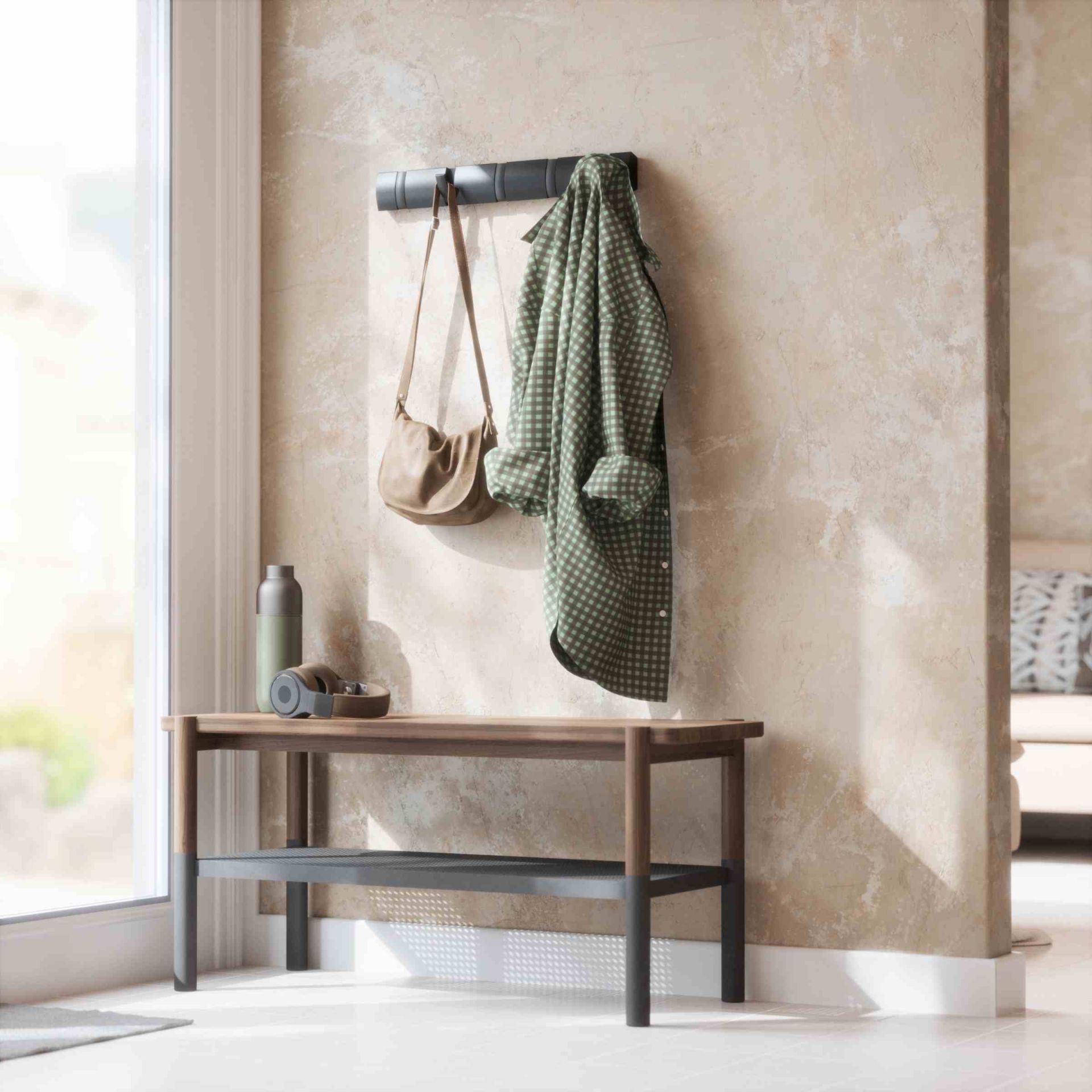 Umbra Flip Hook Wandgarderobe mit fünf Haken, daran hängen Jacke und Tasche im Flur.