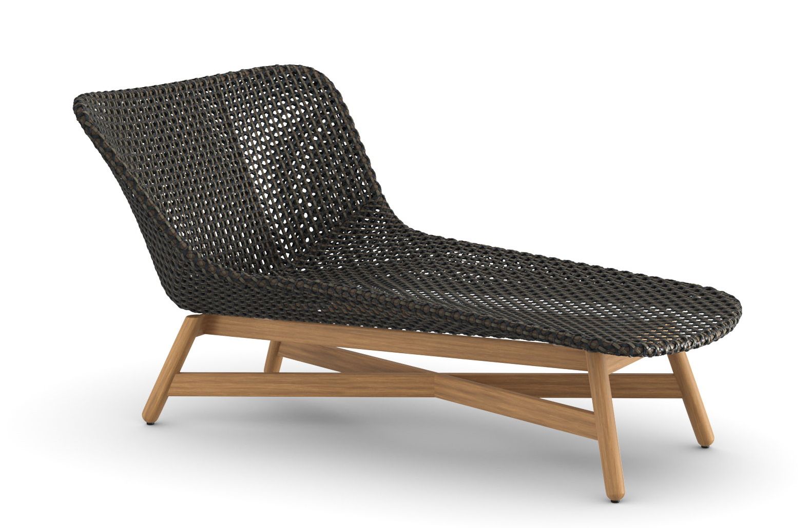 Mbrace Daybed von Dedon mit braunem Geflecht und Holzgestell, ideal für Garten und Terrasse.