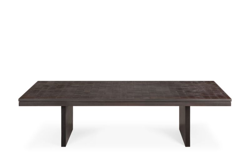 Grooves Couchtisch von Ethnicraft, 135x65cm, aus dunklem Teakholz mit markanter, gerillter Oberfläche. Rechteckiger Wohnzimmertisch.