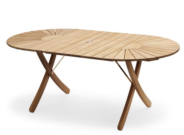 Selandia Esstisch von Skagerak by Fritz Hansen: Ovaler Outdoor-Tisch aus Teakholz mit Kreuzbeinen.