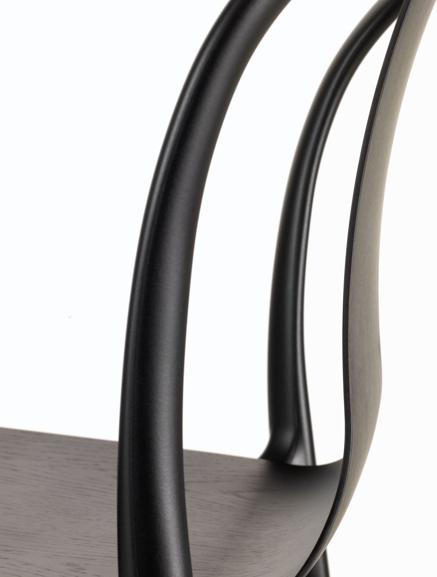 Detailaufnahme: Schwarzer Belleville Chair Wood Stuhl von Vitra, Holz und Kunststoff, modernes Design.