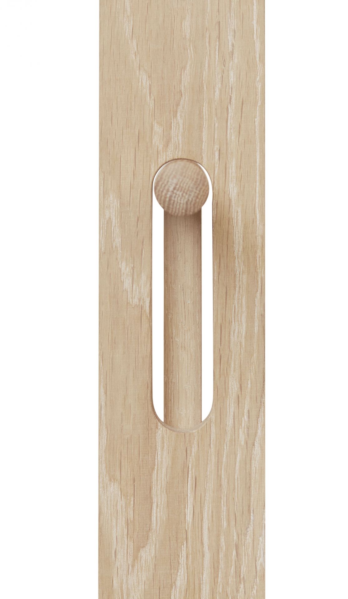 Detailaufnahme des Foyer Garderobenständers von Form & Refine, geöltes Eichenholz mit Aussparung.