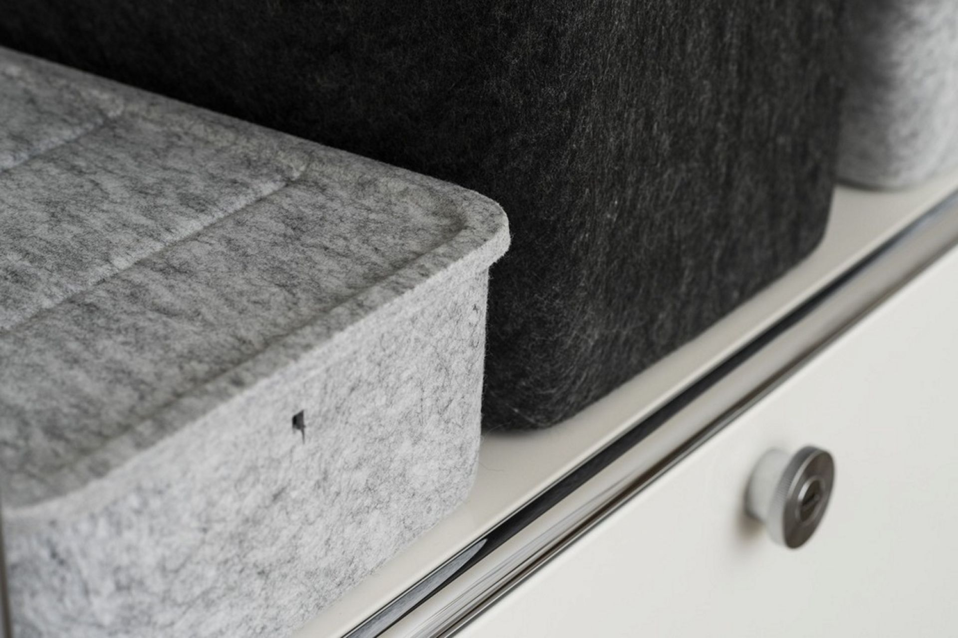 USM Haller Inos Box tief, graue und schwarze Filzboxen zur Aufbewahrung im USM Möbelbausystem.