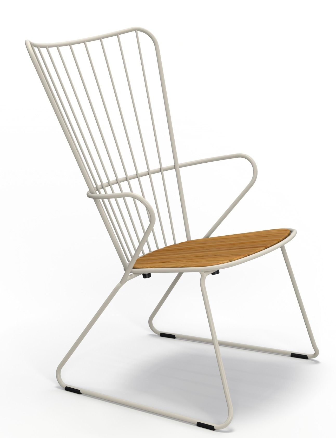 Paon Lounge Chair von Houe, weißer Outdoor Stuhl mit Holz-Sitzfläche für Garten und Terrasse.