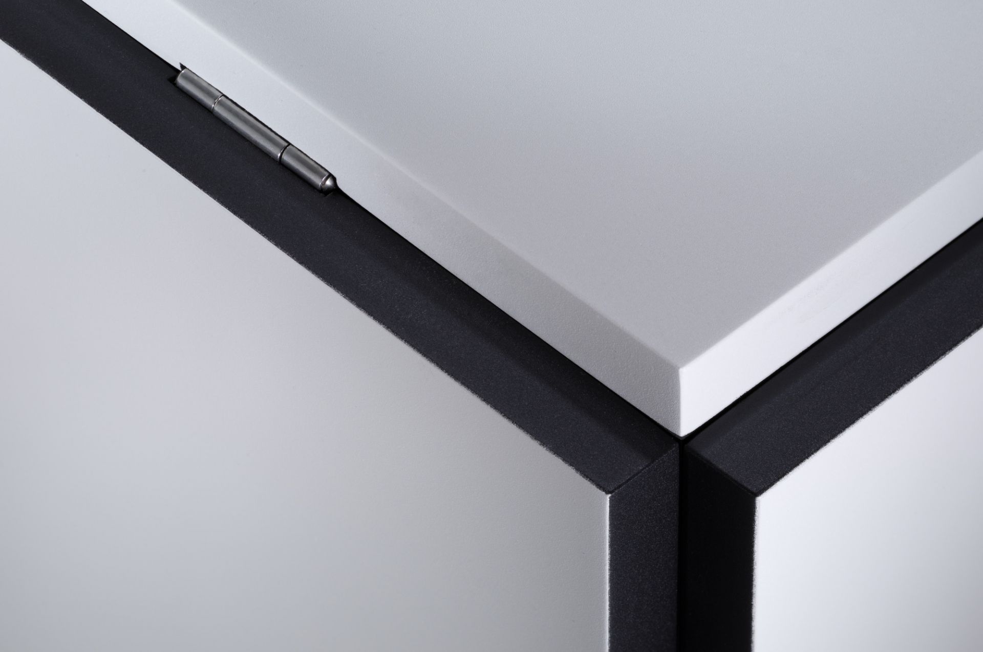 Detailaufnahme des K10N Klapptischs: Scharnier und Tischplatte in Weiß und Schwarz. Bauhausnowhaus Design.