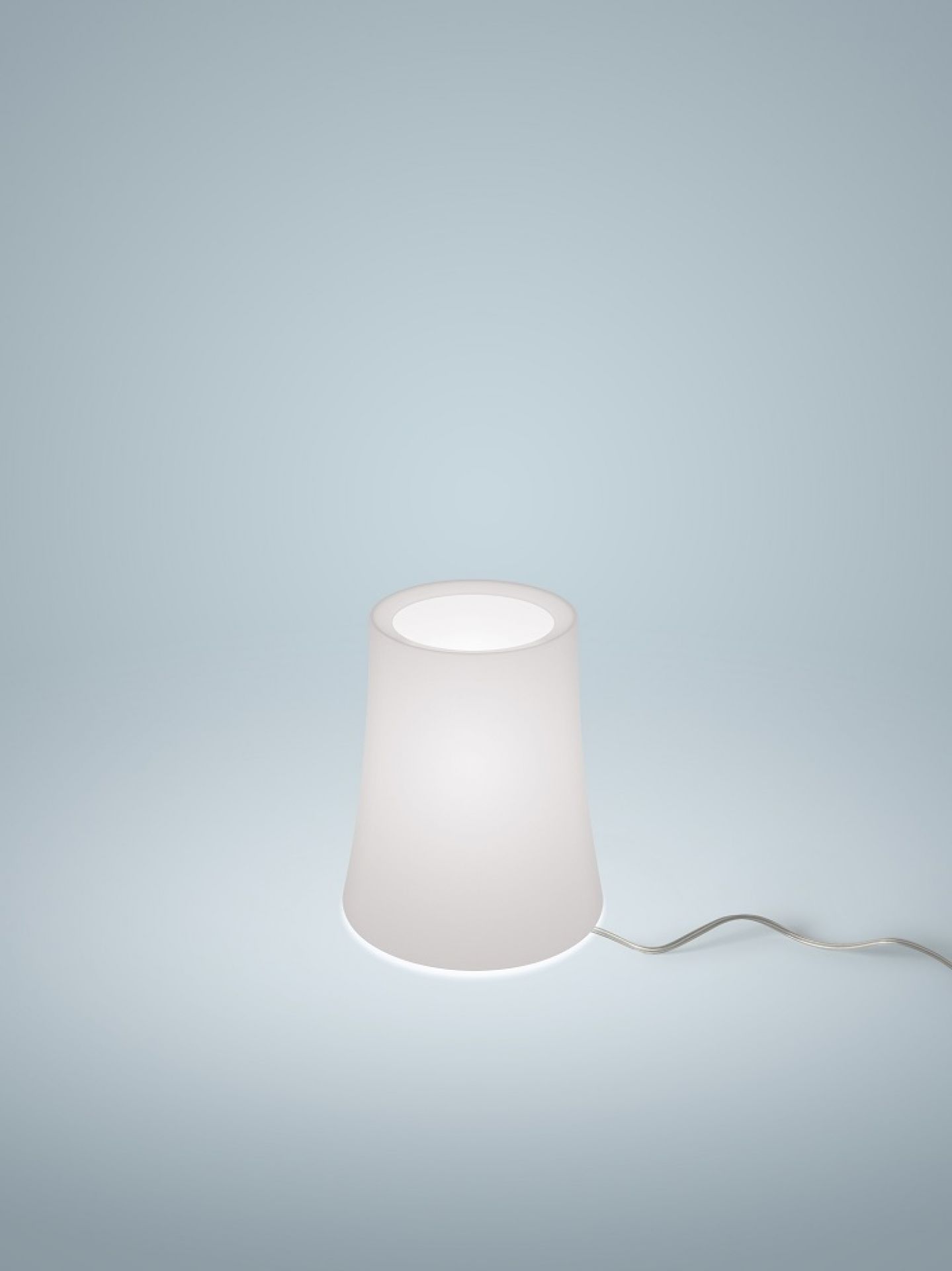 Weiße Birdie Zero Tischleuchte von Foscarini, modernes Design für Nachttisch oder Schreibtisch.
