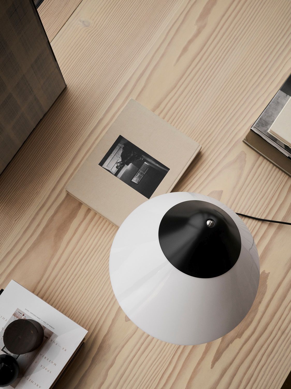 Helle HJW02 Opala Tischleuchte Midi von Carl Hansen & Søn auf einem Holztisch.