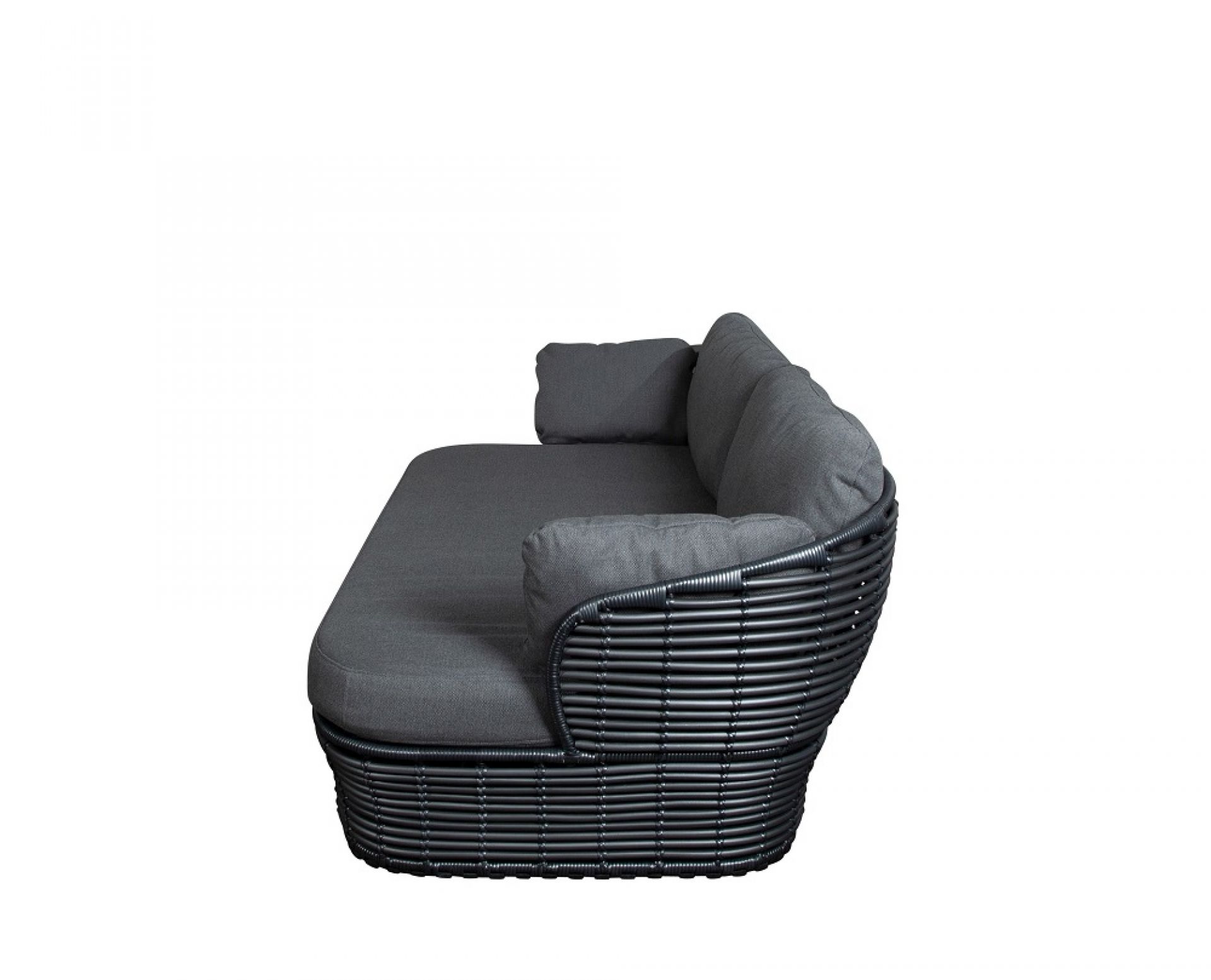 Basket Outdoor Sofa 2-Sitzer mit graphitfarbenem Cane-Line Gestell und grauen Kissen, ideal für Garten und Terrasse.