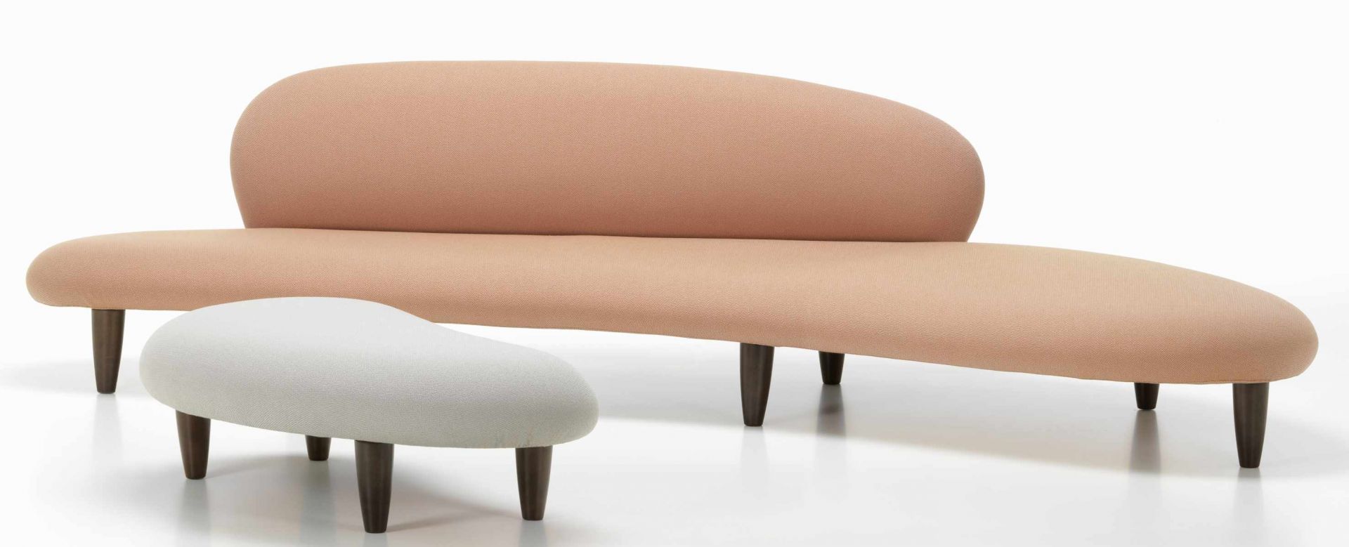 Freeform Sofa von Vitra in Rosa mit passendem Hocker in Weiß. Modernes Design.