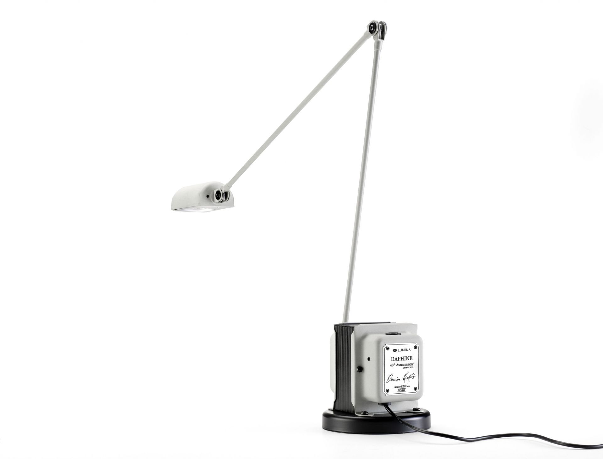 Daphine LED Tischleuchte Limited Edition, weiße Designlampe für Schreibtisch und Büro.