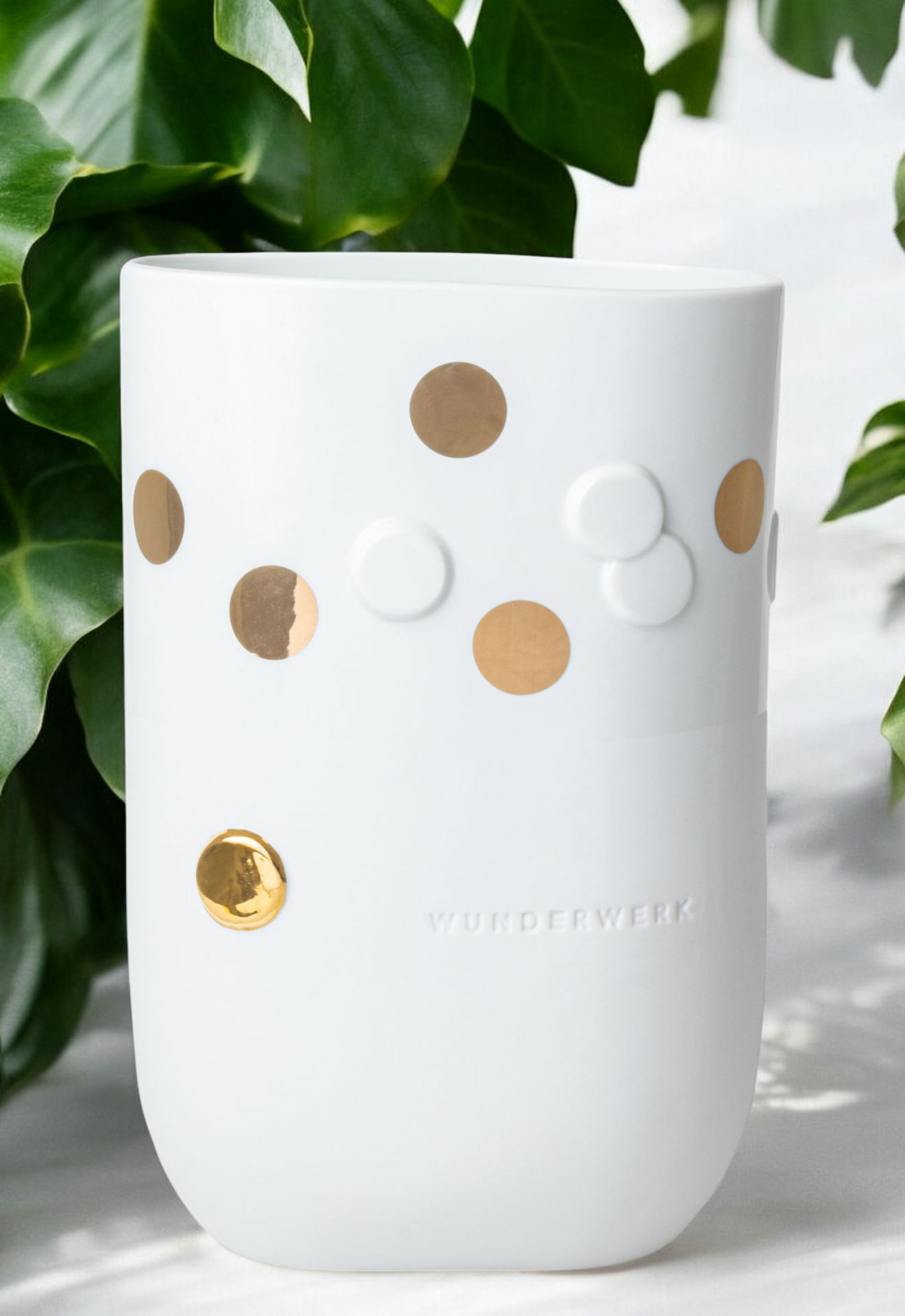 Weiße Vase mit goldenen Punkten und weißen Kreisen von Wunderwerk, moderne Dekoration.