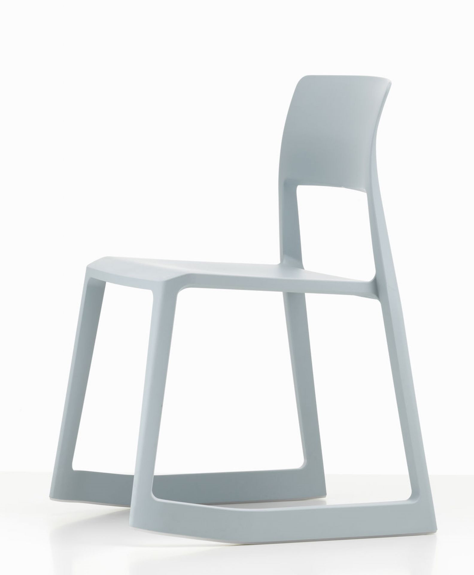 Vitra Tip Ton RE Stuhl in Hellblau: Moderner Kunststoffstuhl für Büro und Wohnbereich.