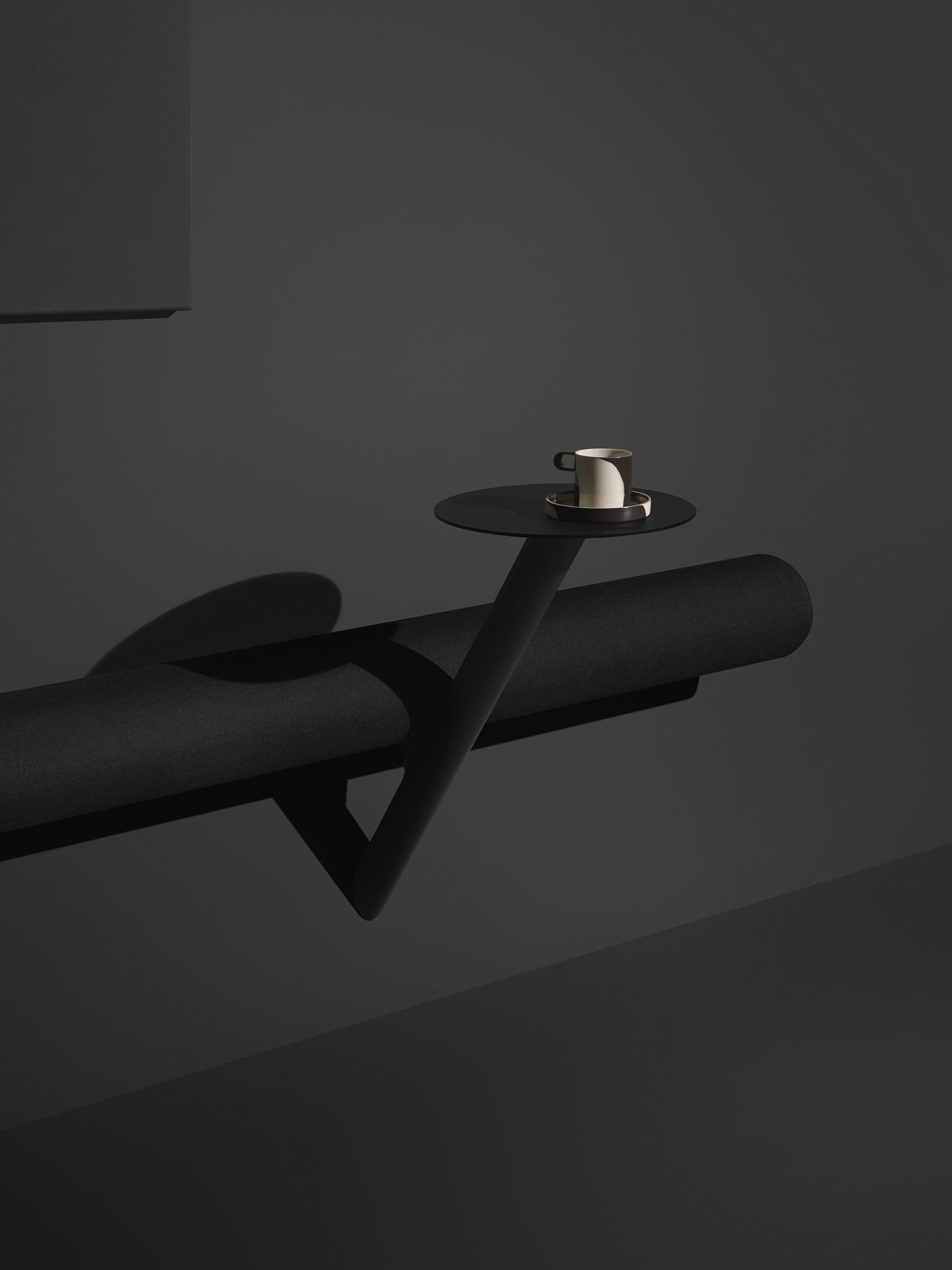 Schwarze Lumber Wall Sitzbank von Mizetto mit kleinem Tisch und Tasse.