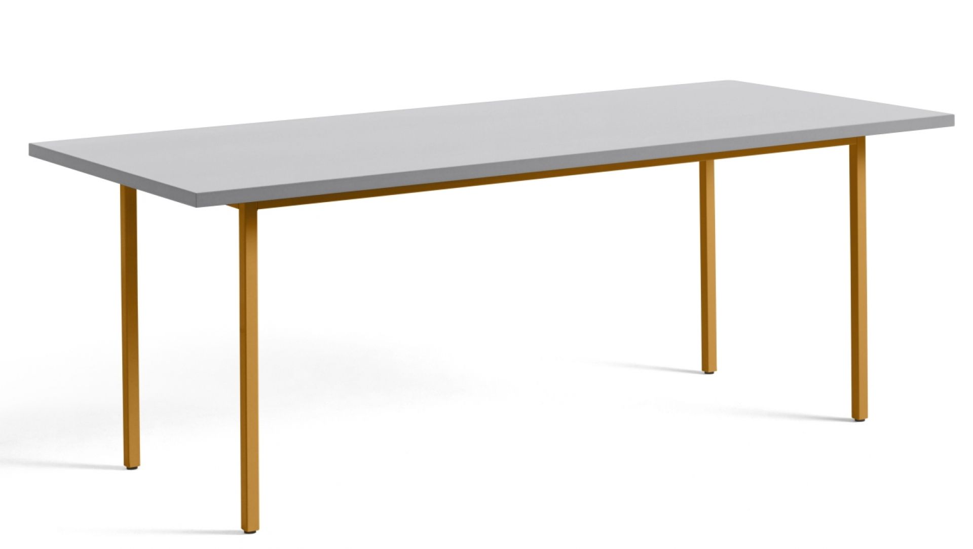 Two Colour Table von Hay, langer Esstisch mit hellgrauer Tischplatte und ockerfarbenem Metallgestell.