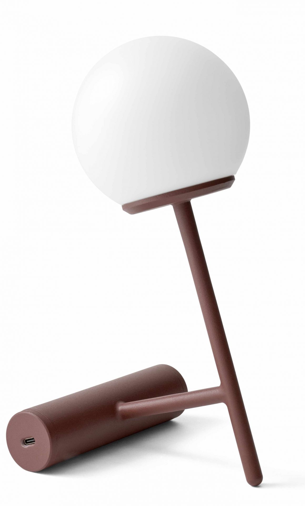 Audo Phare LED Tischleuchte mit weißem Lampenschirm und braunem Fuß.