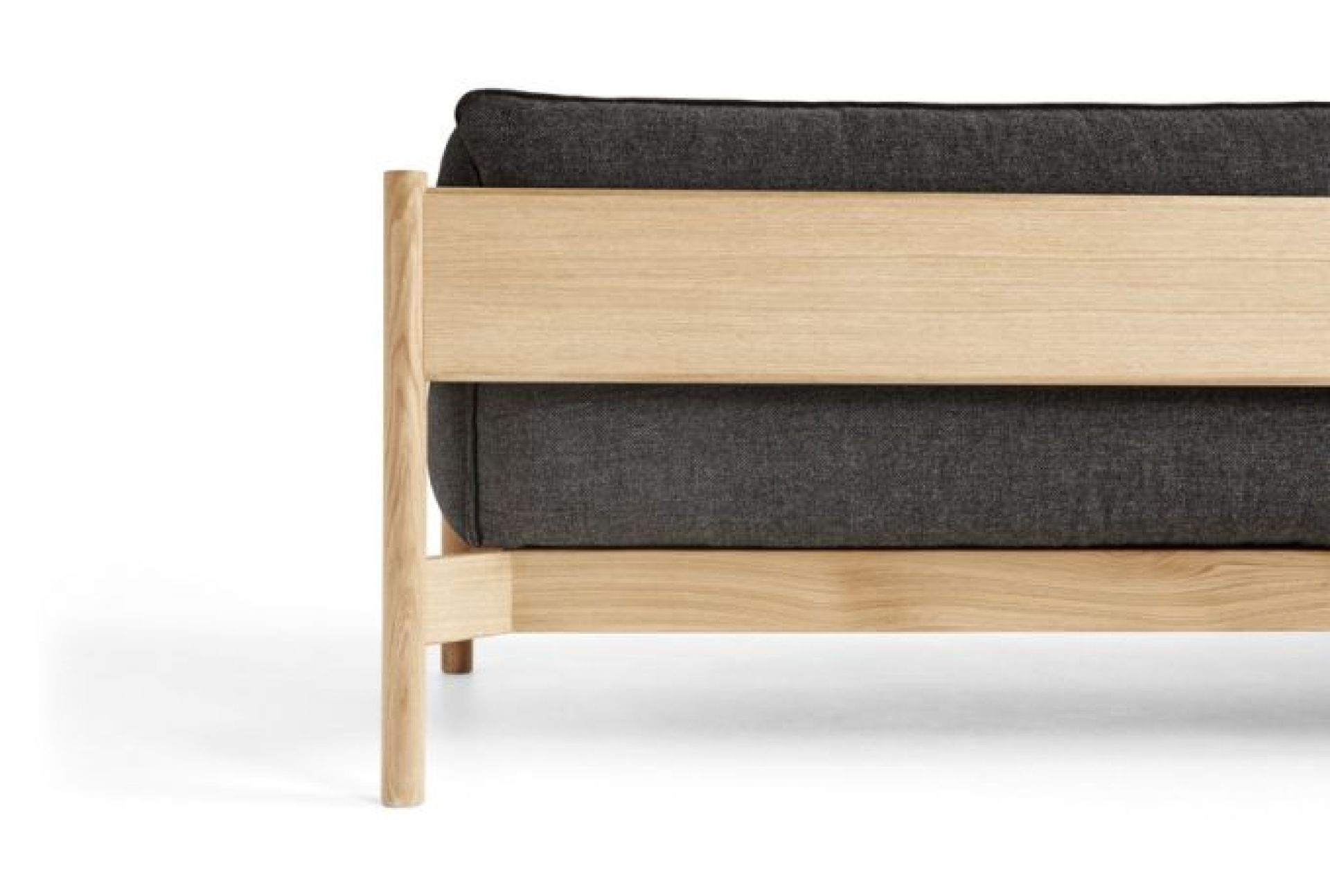 Detailansicht: Arbour Eco Sofa mit grauem Bezug und geöltem Eichenholzgestell.