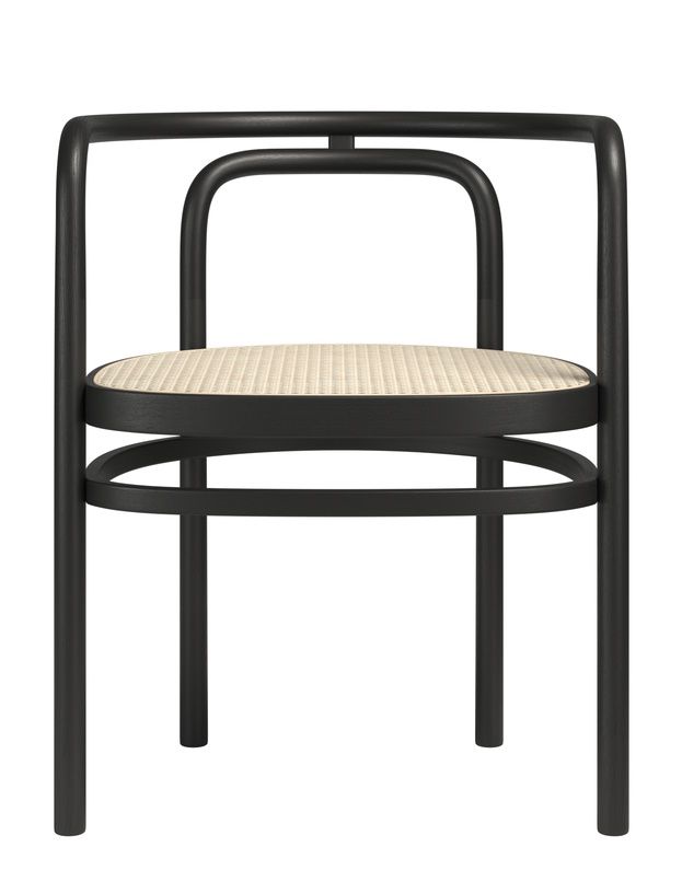 Schwarzer PK 15 Stuhl von Fritz Hansen mit Wiener Geflecht Sitzfläche, Frontansicht. Designklassiker für stilvolles Wohnen.