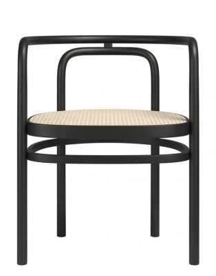 Schwarzer PK 15 Stuhl von Fritz Hansen mit Wiener Geflecht Sitzfläche, Frontansicht. Designklassiker für stilvolles Wohnen.