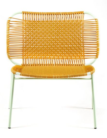 Cielo Lounge Chair: Niedriger Outdoor-Stuhl von ames mit gelbem Geflecht und hellem Gestell.