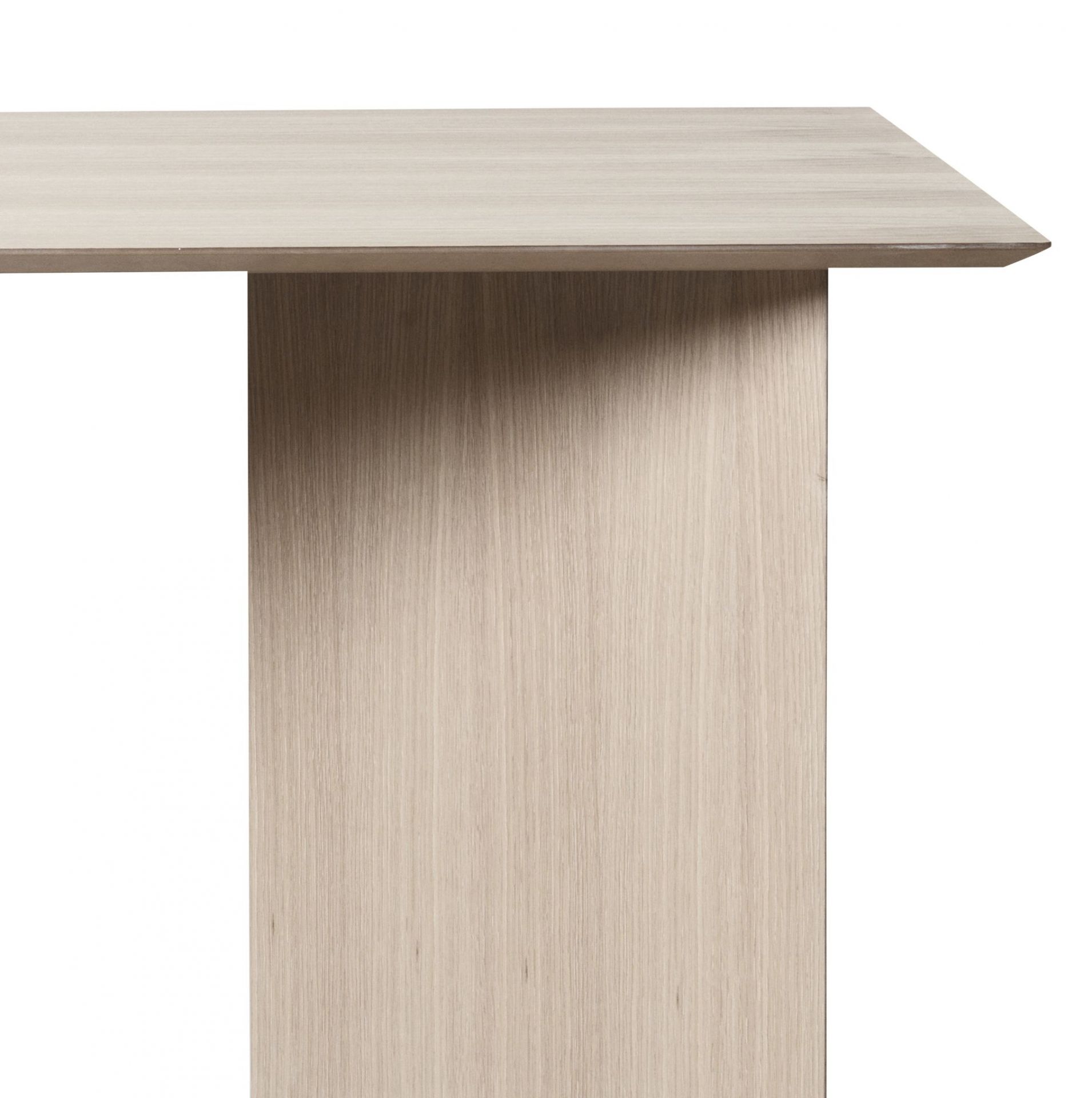 Detailansicht des Ferm Living Mingle Table Tisches (160 cm) mit heller Holzoberfläche und Tischbein.