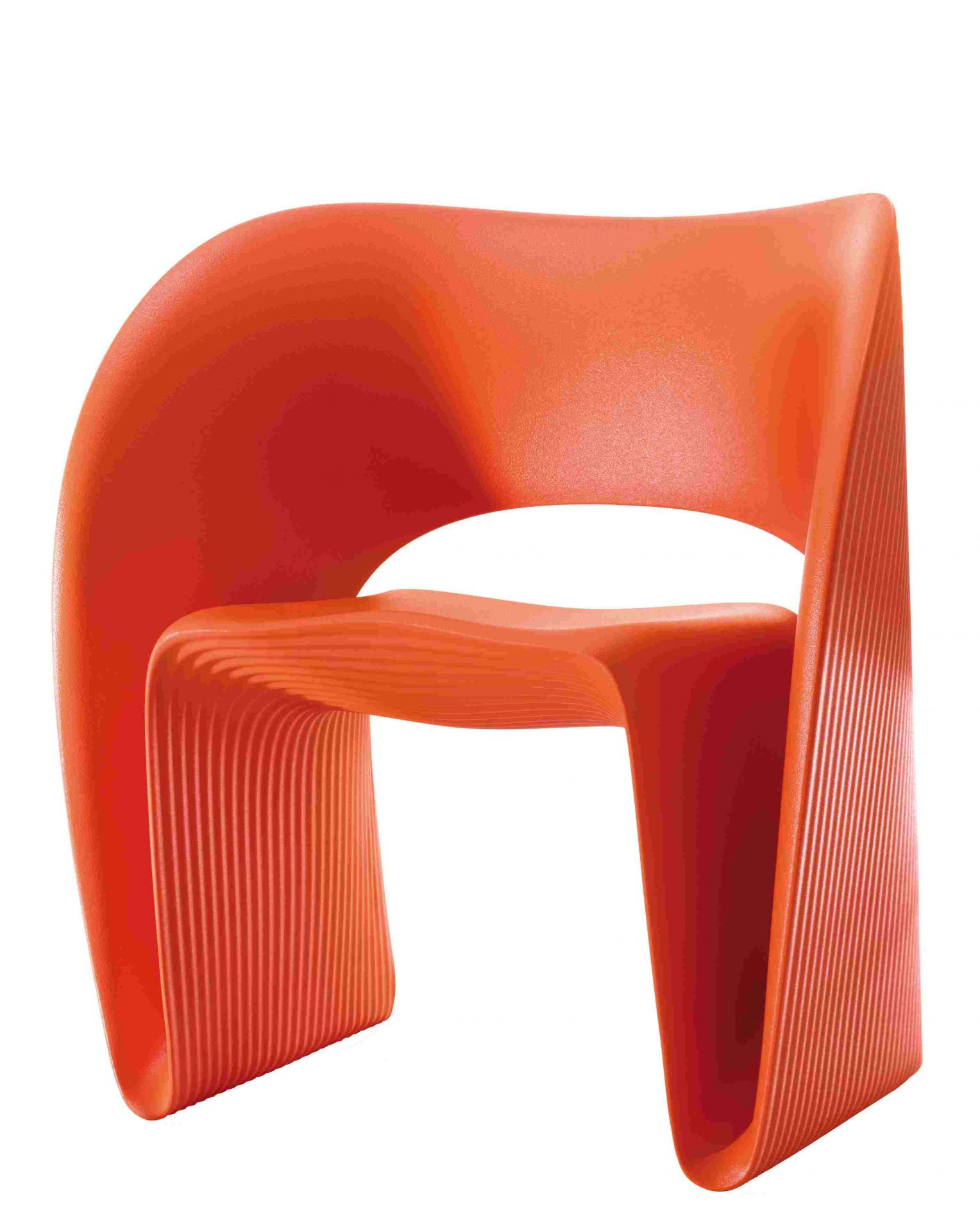 Oranger Raviolo Sessel von Magis für den Außenbereich, modernes Design mit geriffelter Sitzfläche.