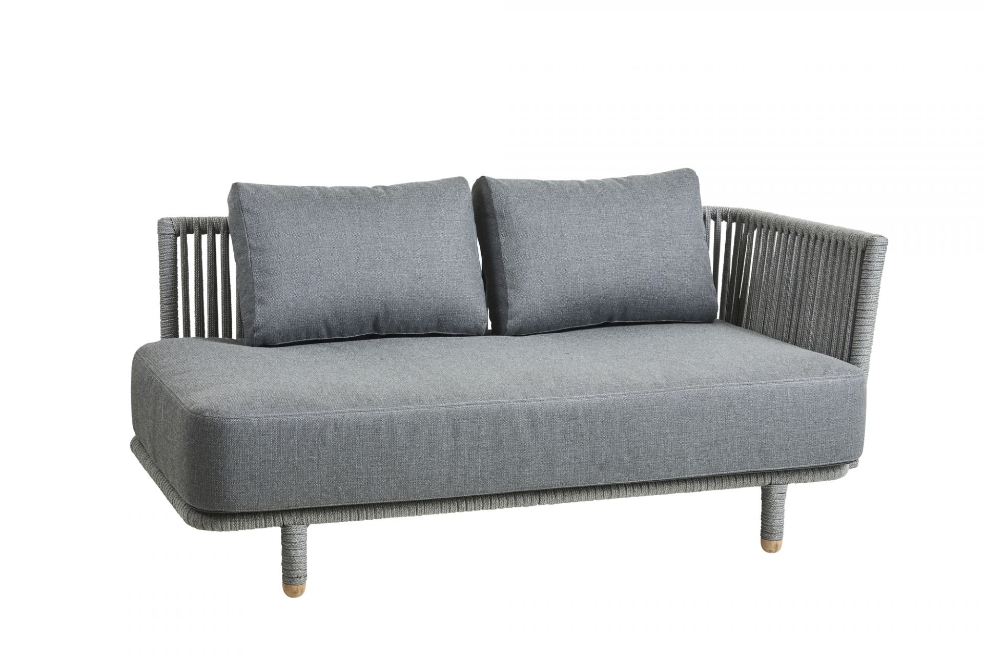 Graues Cane-Line Moments 2-Sitzer Outdoor Sofa mit Kissen und geflochtenen Details.